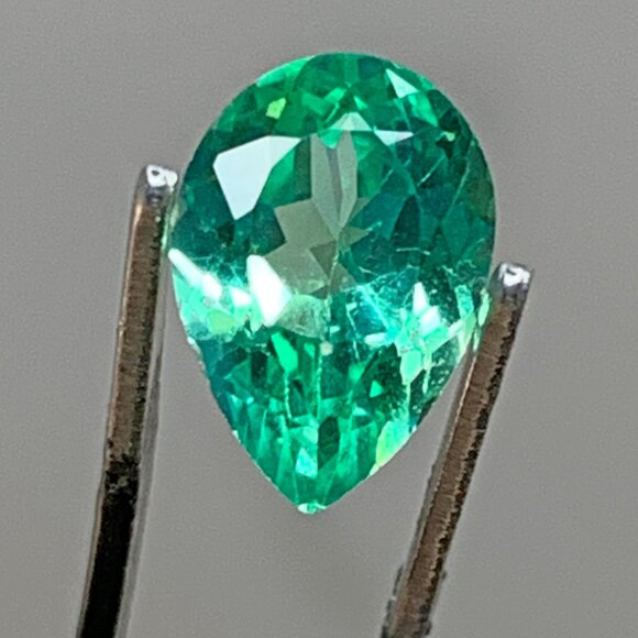 Elegant Green Teardrop Gemstone Pendant - Picture 7 of 13
